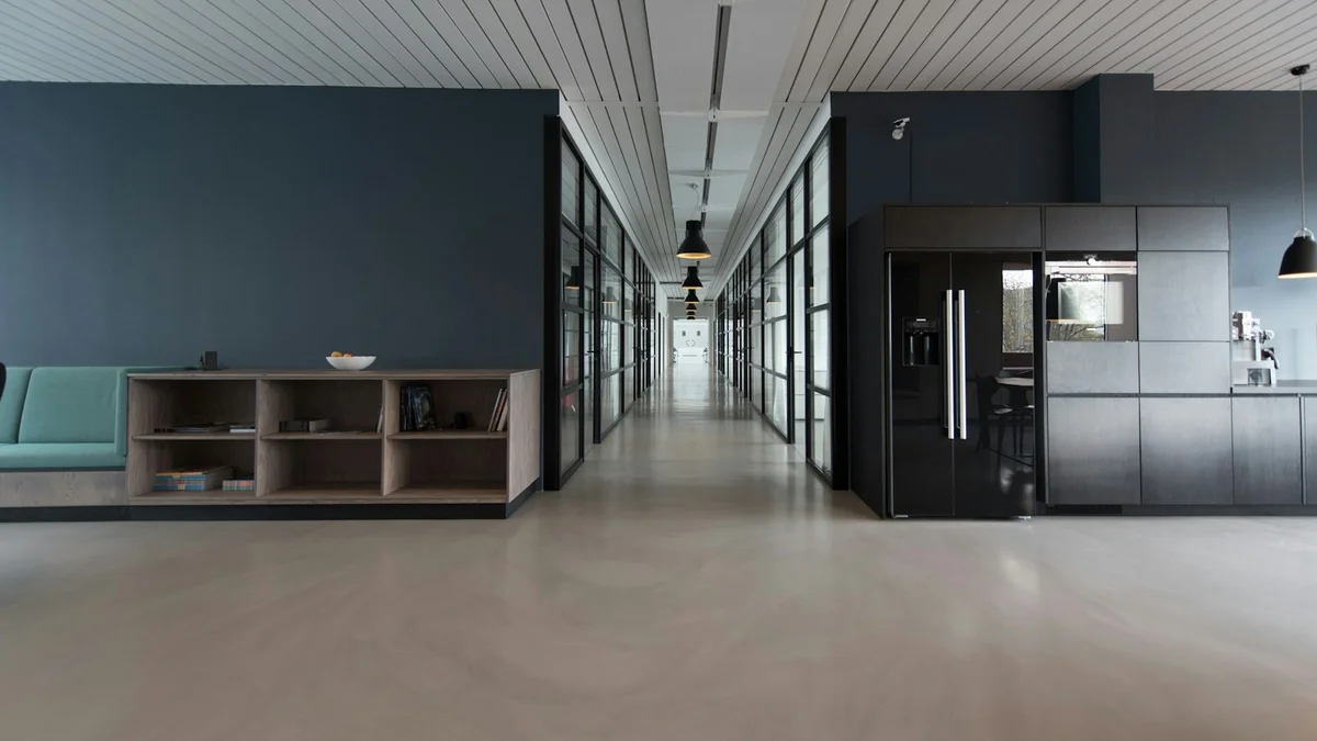 Minimalist lüks mimari estetik klinik koridoru ve zarif ışıklandırma